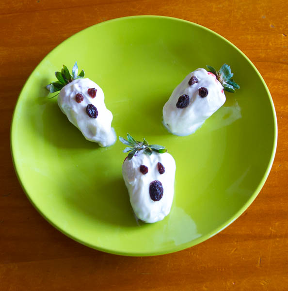 Halloween ideas for fussy eaters – fun recipe for fussy eaters NZ, Judith Yeabsley|Fussy Eating NZ, Strawberry ghosts, #Halloweenideas, #strawberryghosts, #strawberryghostsforfussyeaters, #Halloweenideasforfussyeaters, #strawberryghostsforpickyeaters, #Halloweenideasforpickyeaters, #trynewfoods, #funfoodsforpickyeaters, #funfoodsdforfussyeaters, #Recipesforpickyeaters, #helpforpickyeaters, #helpforpickyeating, #Foodforpickyeaters, #theconfidenteater, #wellington, #NZ, #judithyeabsley, #helpforfussyeating, #helpforfussyeaters, #fussyeater, #fussyeating, #pickyeater, #pickyeating, #supportforpickyeaters, #winnerwinnerIeatdinner, #creatingconfidenteaters, #newfoods, #bookforpickyeaters, #thecompleteconfidenceprogram, #thepickypack